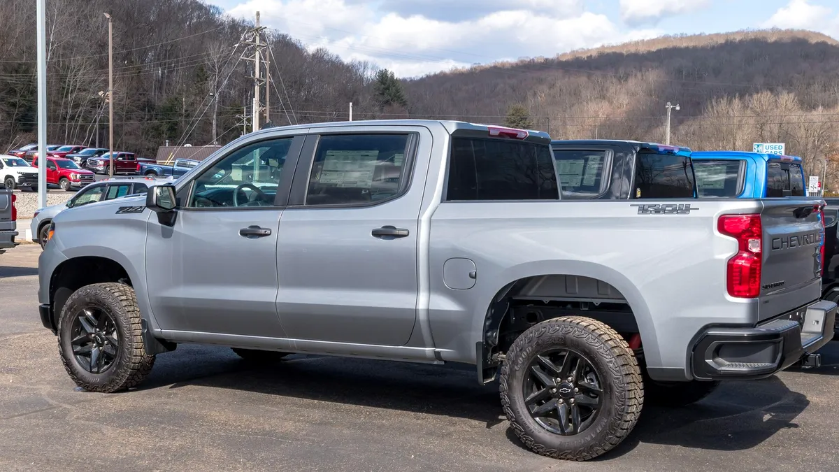 Oficiali în camionete: Licitația prin care Guvernul Bolojan vrea să preia în leasing 19 pick-up-uri, pentru 2,18 milioane de lei, lansată. Un astfel de vehicul cu benă este alocat șefului Cancelariei