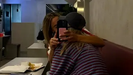 FOTO. Cele două femei și-au părăsit iubitele pentru a fi împreună și s-au pozat împreună