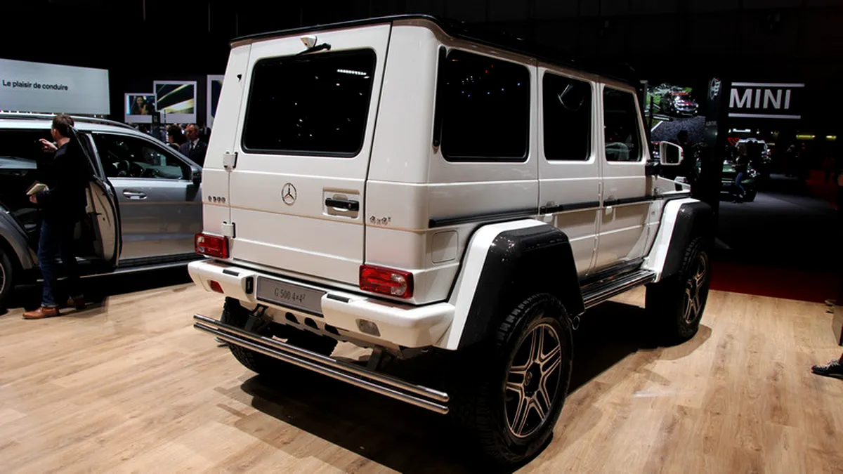 Mercedes-Benz G500 4x4² e atât de înalt, încât ai nevoie de o scară ca să intri în el