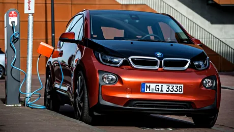 BMW vrea să rezolve problema încărcării maşinilor electrice cu un stâlp de iluminat
