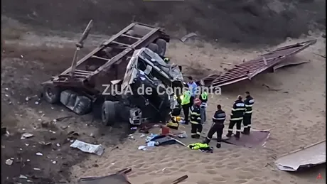 Accident cumplit pe A4: Un TIR cu cereale a lovit un sens giratoriu și a căzut în gol peste 30 de metri