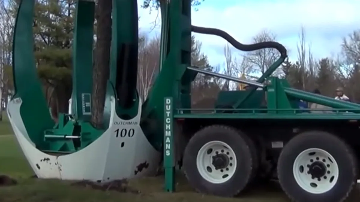 Maşina care mută copaci. Soluţia prietenoasă cu mediul înconjurător