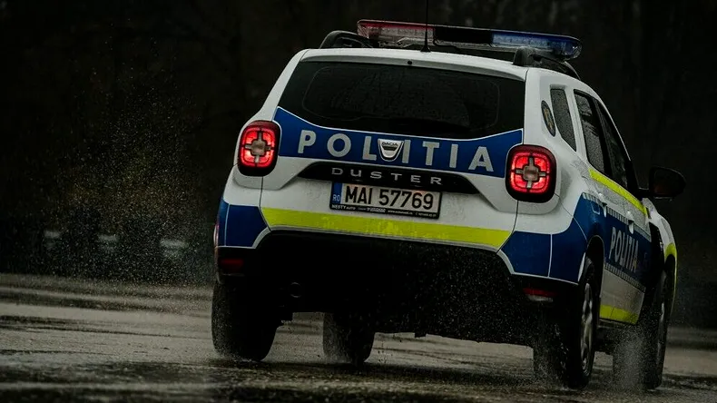 O mașină a sărit peste un sens giratoriu în Oradea. Care a fost cauza accidentului