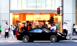 Cea mai neagră culoare din lume a fost aplicată pe un Porsche 911
