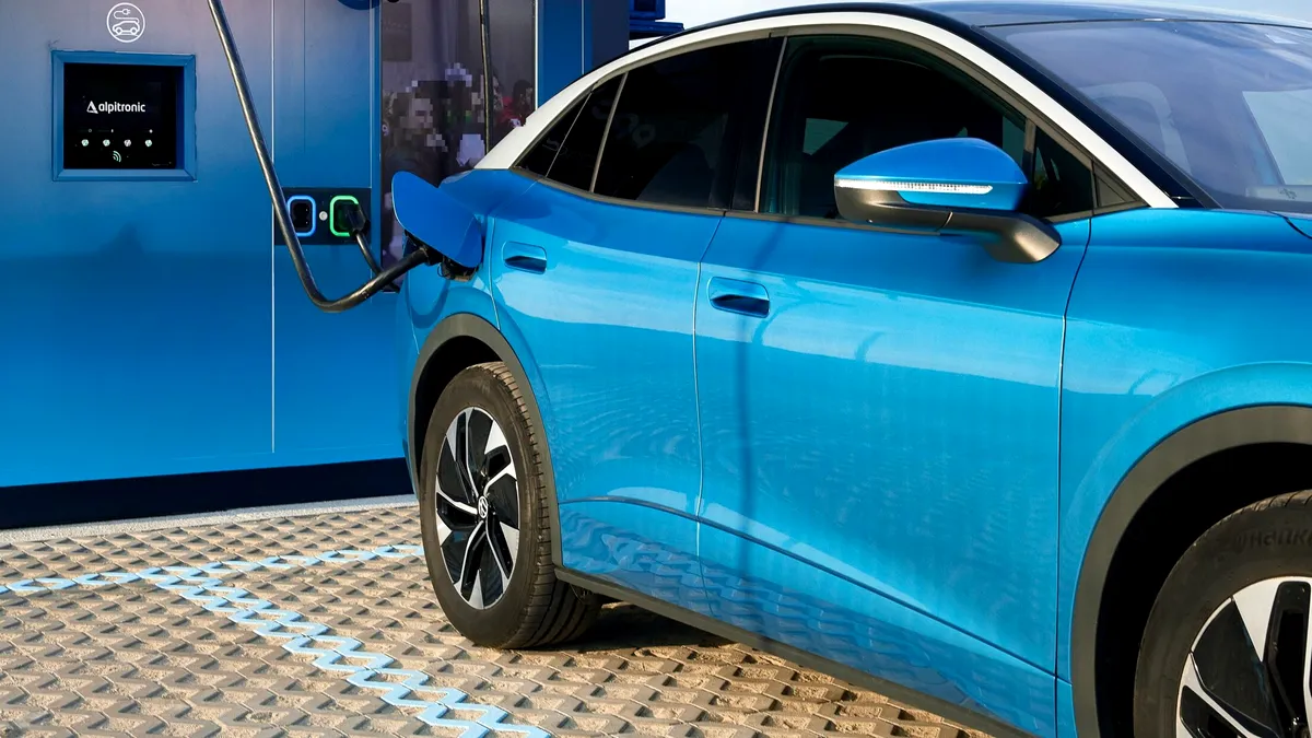 Prima stație de încărcare 100% verde, alimentată direct dintr-un parc fotovoltaic / Stația ultrarapidă este disponibilă gratuit