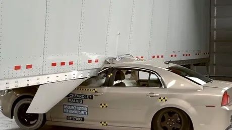Crash test cu încetinitorul între o maşină şi TIR (VIDEO)