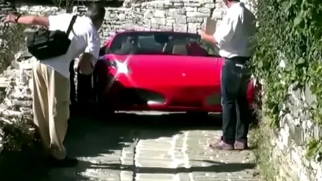 Dacă eşti claustrofob, mai bine nu te-ai uita la acest Ferrari strâmtorat