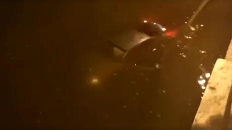 Accident rutier azi-noapte în Bucureşti. Un bărbat a plonjat cu maşina în râul Dâmboviţa, de pe podul de la Timpuri Noi - VIDEO