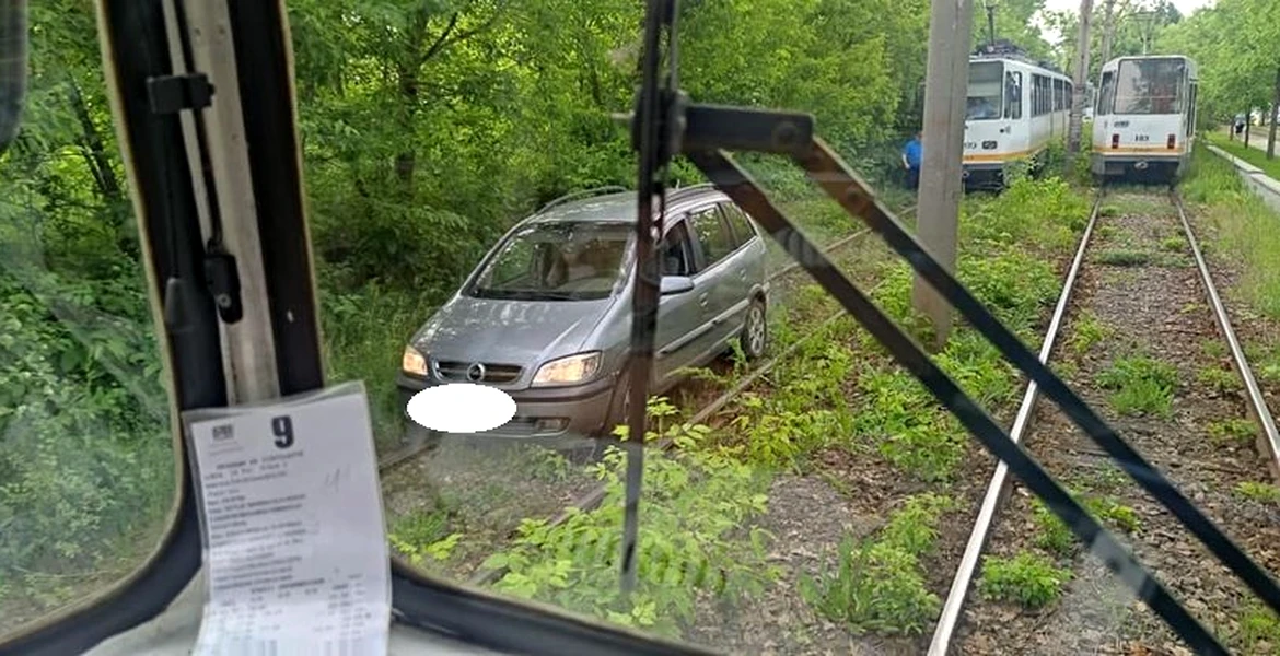 Un Opel Zafira a ajuns pe linia de tramvai. Justificarea șoferului a stârnit hohote de râs – VIDEO