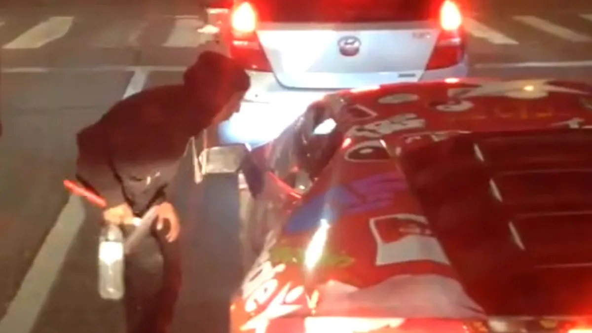 Întâlnirea unui concurent Gumball 3000 cu un puşti care spală parbrize în intersecţie - VIDEO