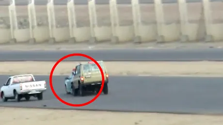 VIDEO: Poliţist arab urmărit cu maşinile de drifteri