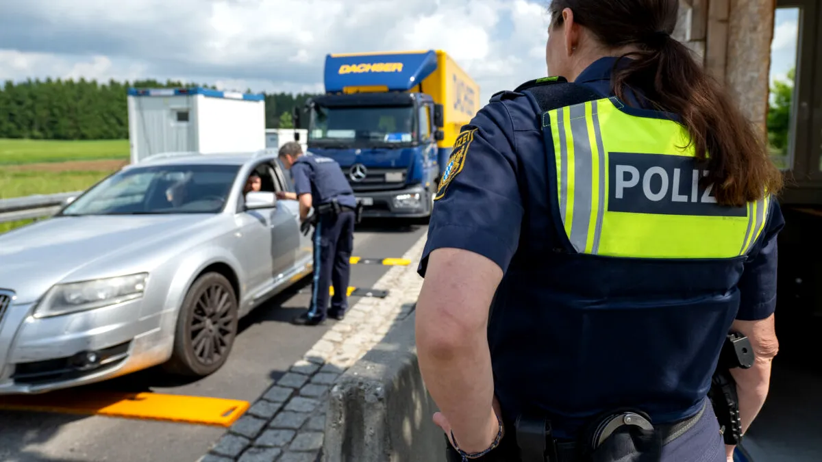 Nu te-ai aștepta la asta: Un polițist german a cerut mită unui șofer român, dar a fost refuzat. Acum e condamnat