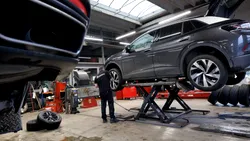 Românii caută tot mai mult să repare autoturismele decât să cumpere unele noi. Afacerile din sector au crescut cu 2,1% față de anul trecut