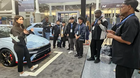 Un colegiu din SUA repară gratuit mașini ale persoanelor private pentru ca studenții săi să învețe meseria de mecanic auto. Numărul de înscieri a crescut accelerat