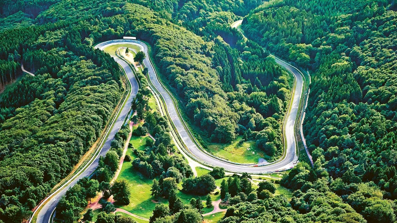 porsche-face-simulari-cu-prototipul-unui-motor-cu-hidrogen-pe-nurburgring 