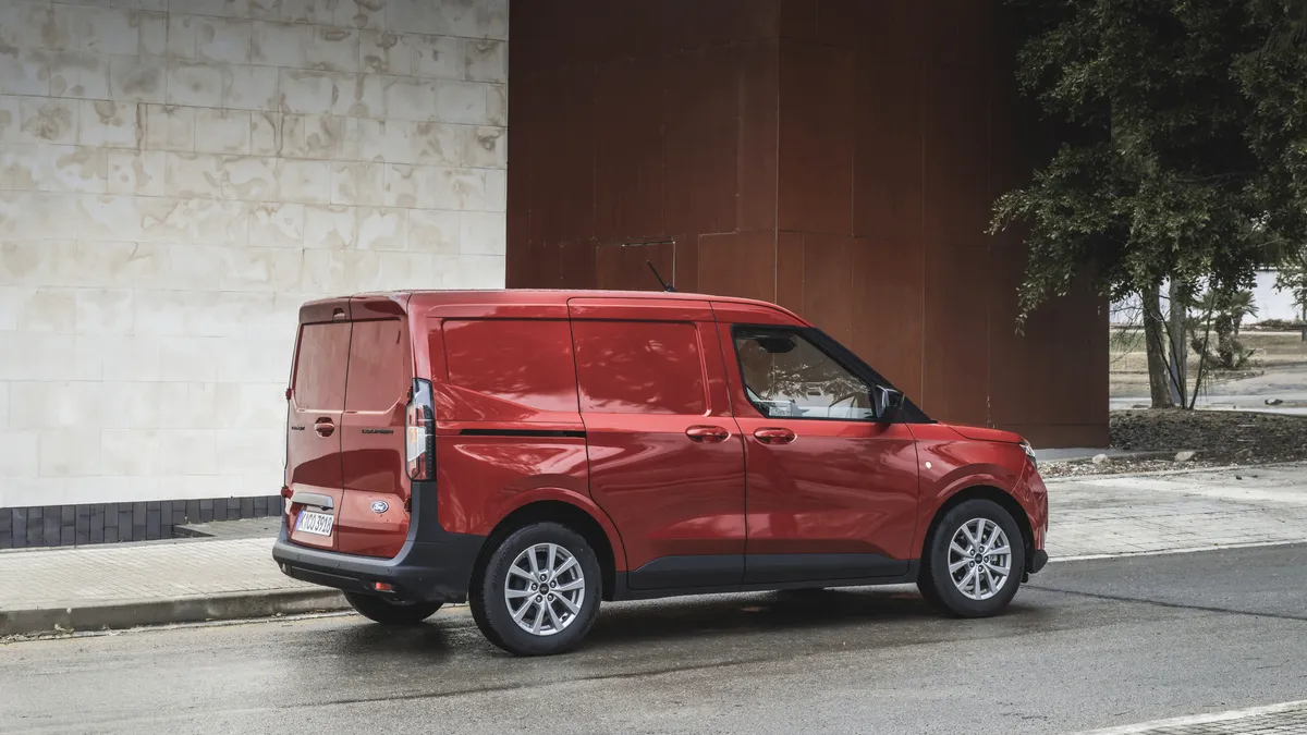 Noul Ford Transit Courier: Van-ul bun la toate, produs la Craiova - VIDEO