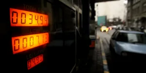 Analist: Benzina și motorina ar putea depăși 10 lei/litru în weekend. Barilul de petrol se apropie din nou de 100 de dolari