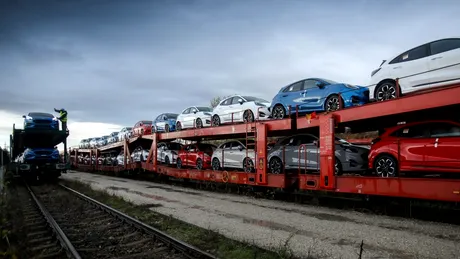 Un tren încărcat cu mașini produse la Craiova ascundea un „transport” neobișnuit. Ce au găsit vameșii? FOTO