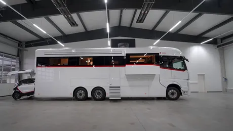 Condiții de vis într-o autorulotă cu garaj integrat. Prețul este pe măsură: 1.25 mil. de dolari - VIDEO