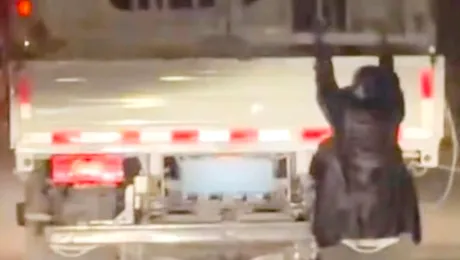 Video | O femeie a fost surprinsă agățată de vehiculul soțului ei în mișcare pentru a-l prinde în flagrant