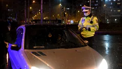 Un obiect lăsat pe jos în mașină poate aduce o amendă de 1.700 de euro și la suspendarea permisului