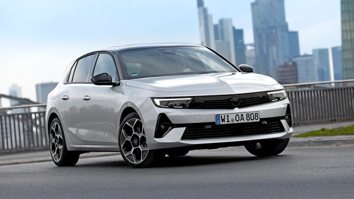 Opel renunță la obiectivul său de a vinde doar mașini electrice începând cu 2028