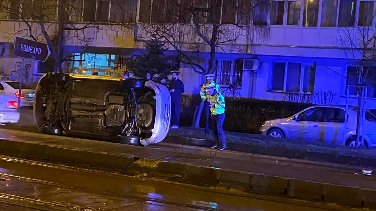 Două mașini răsturnate într-o noapte în București în zone diferite. Cum s-a întâmplat?