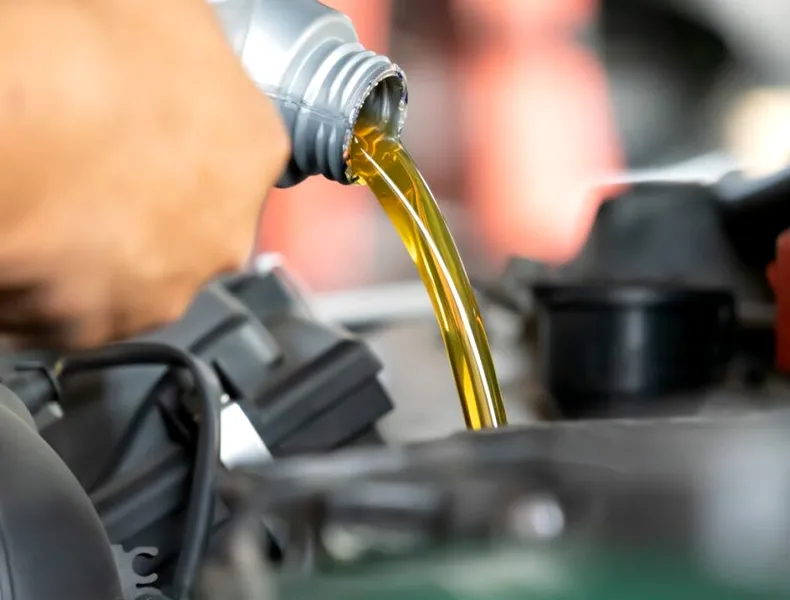 Ce faci dacă ai pus prea mult ulei în motor? Care sunt principalele probleme | VIDEO