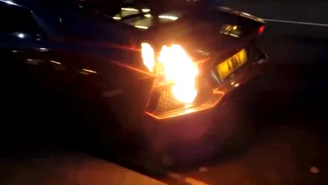 Ce trebuie să faci atunci când îţi ia foc Lamborghiniul Aventador*