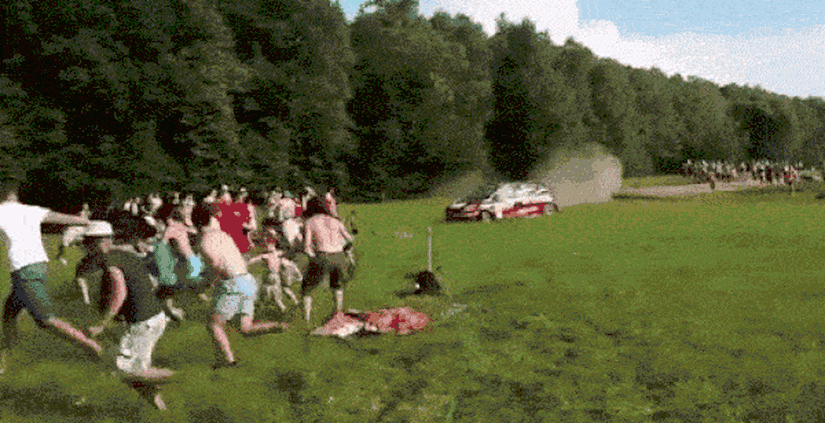 Cineva a filmat, în slow-motion, cum fuge publicul de o maşină de raliu ieşită de pe traseu (VIDEO)