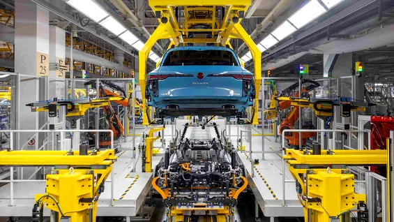 Industria auto germană se clatină. Volkswagen, BMW și Mercedes-Benz reduc mii de locuri de muncă