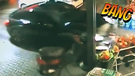 VIDEO: Fotbalist cu Porsche Panamera distruge o benzinărie