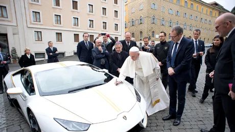 Un Lamborghini, binecuvântat de papa Francisc, poate fi câştigat pentru doar 10 dolari - VIDEO