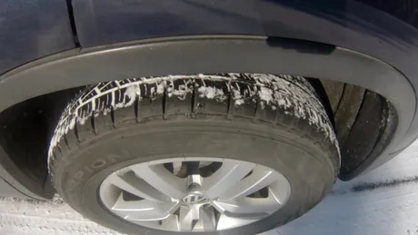 Ce se întâmplă dacă activezi frâna de parcare electrică pe un drum acoperit cu zăpadă, în timp ce mașina rulează? Experiment VIDEO