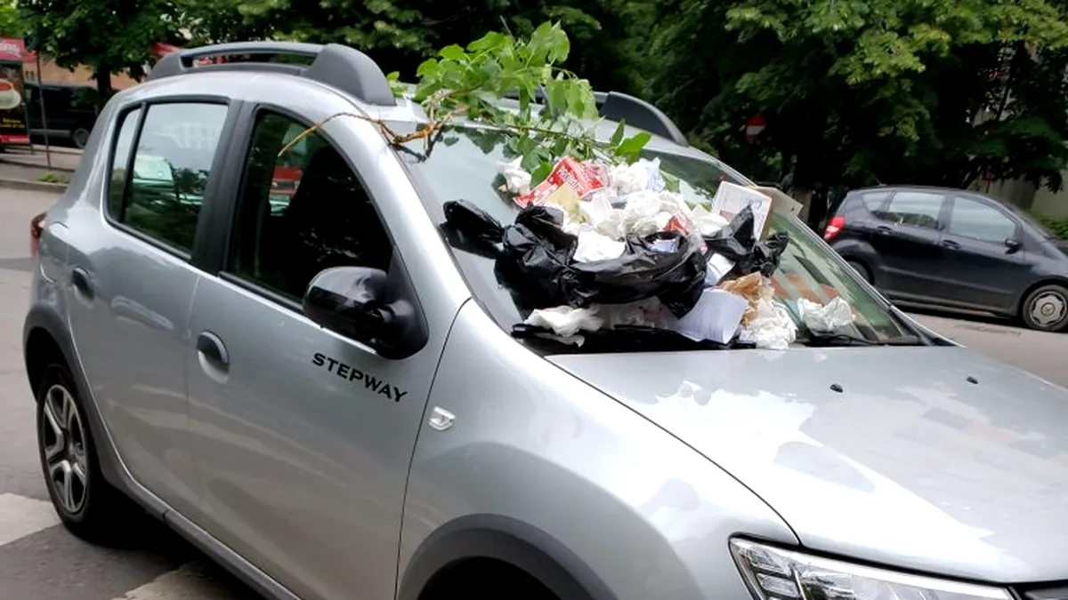 Un șofer s-a trezit cu gunoi pe mașină după ce și-a parcat Dacia pe trecerea de pietoni