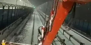 Video / Metrorex deszăpezește Magistrala 2. Cum sunt curățate șinele pe tronsonul Tudor Arghezi – Berceni