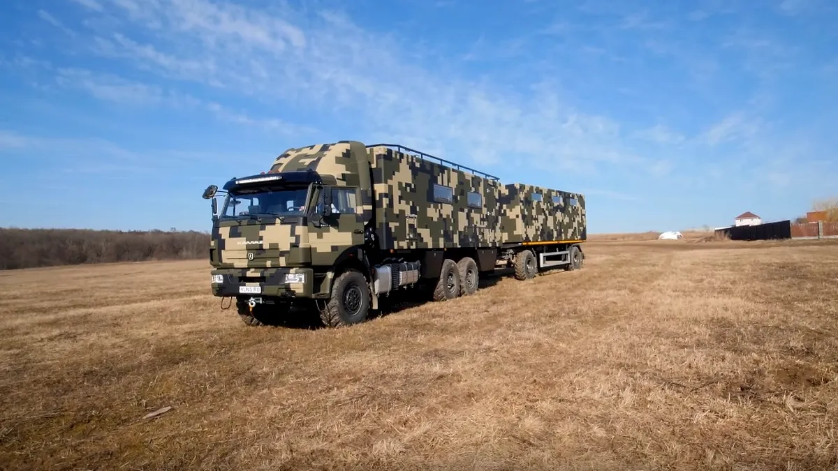 Un camion Kamaz a fost transformat în casă pe roți