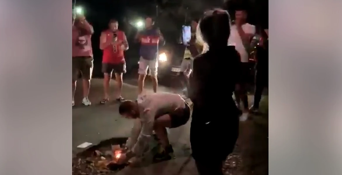 O groapă de pe o şosea din Cluj a împlinit un an. Momentul a fost marcat cu artificii, tort şi şampanie – VIDEO