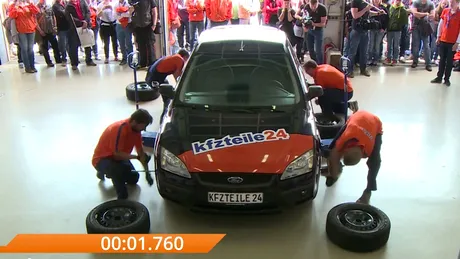 Record mondial: patru nemţi au schimbat roţile unei maşini în mai puţin de un minut. VIDEO