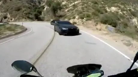 Video șocant - Momentul în care un motociclist este lovit în plin de o mașină