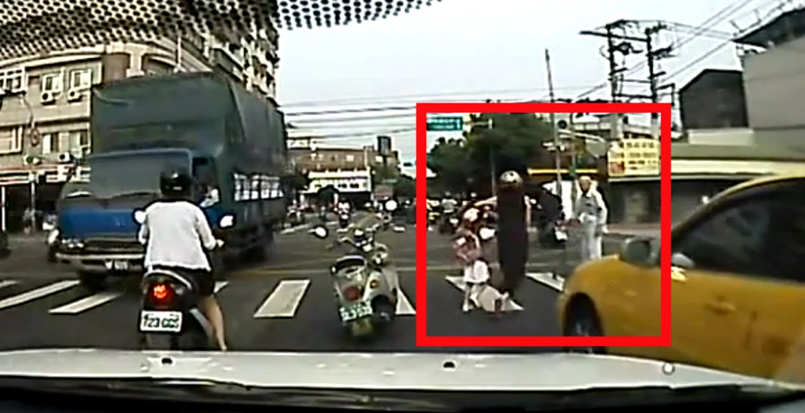 VIDEO: Gest extrem de frumos în trafic al unei mame pe scuter