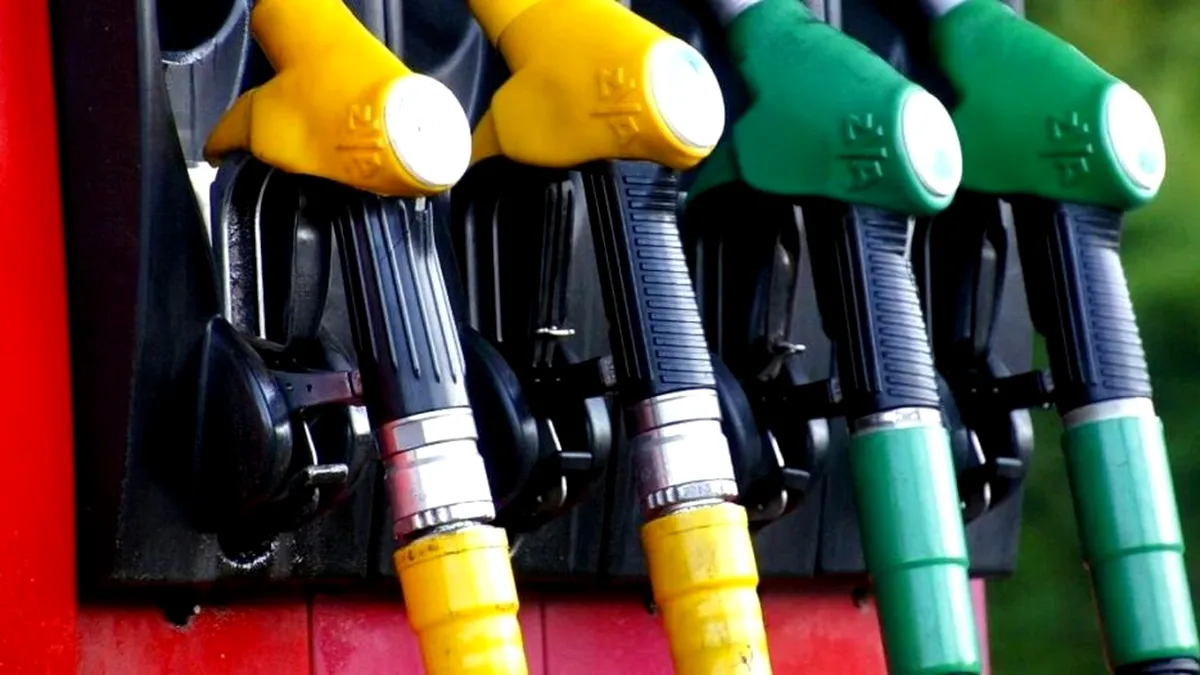 Petrolul se ieftinește pe burse, dar în România prețurile carburanților la pompă nu scad