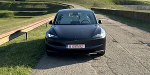 Tesla aduce Grok în România. Asistentul AI ajunge pe Model 3, Model Y, Model S și Model X printr-un update gratuit