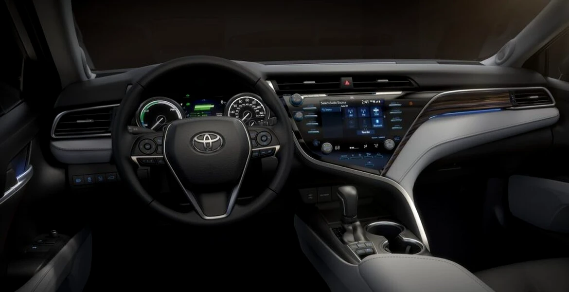 Cât consumă Toyota Camry Hybrid? Mai eficientă decât un diesel?