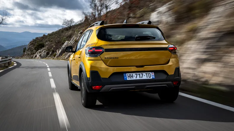 Dacia Sandero este a doua cea mai vândută mașină din Franța, în fața modelului local Renault Clio