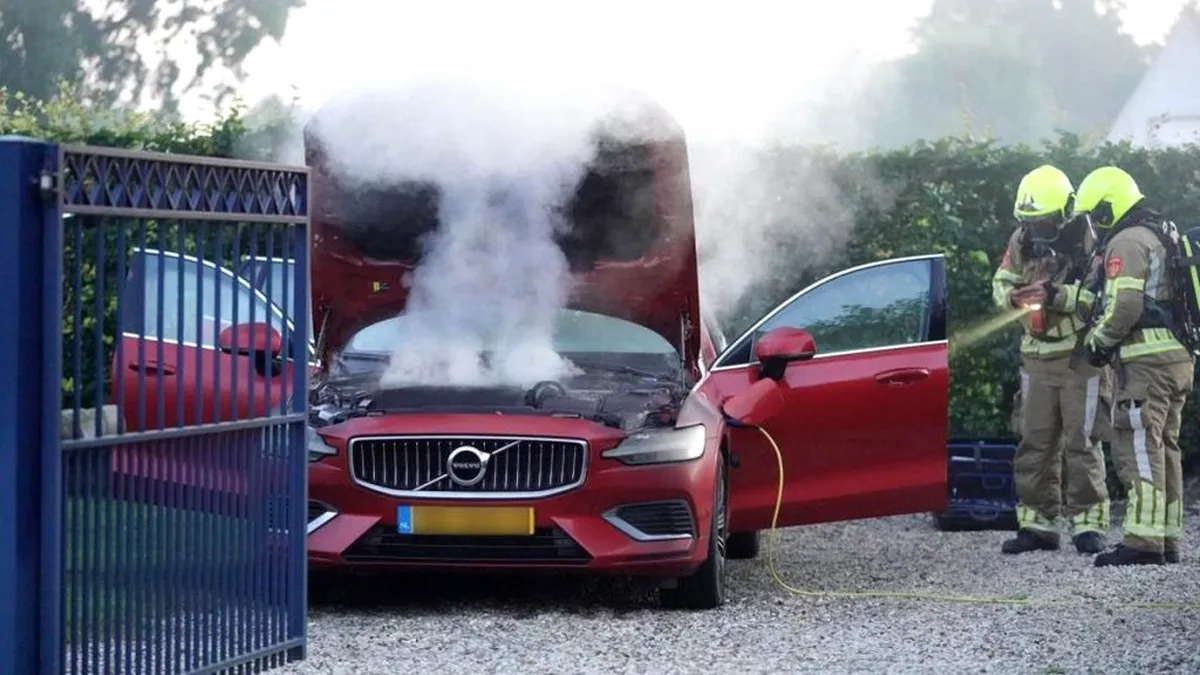 VIDEO | Două mașini plug-in Volvo au luat foc în timpul încărcării. Ce metode folosesc pompierii pentru stingerea incendiului