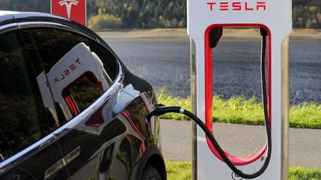 Tesla introduce o funcție care îi va încânta pe fanii mașinilor electrice