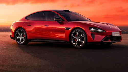 Xiaomi SU7 facelift (2026): autonomie de până la 902 km și tehnologie AI avansată, rival pentru Tesla Model 3