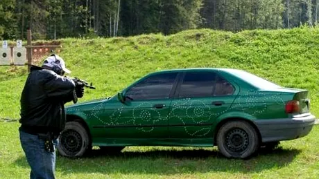 Artă la ruşi: cum să decorezi un BMW cu... arma!