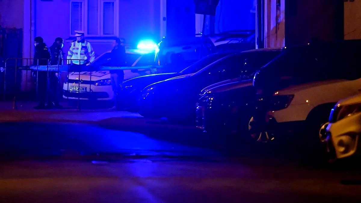 2025: Ce obligații ai când întâlnești o mașină de poliție cu lumina albastră la semafor?